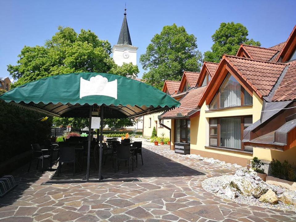 Hotel Mladost Lipany Εξωτερικό φωτογραφία