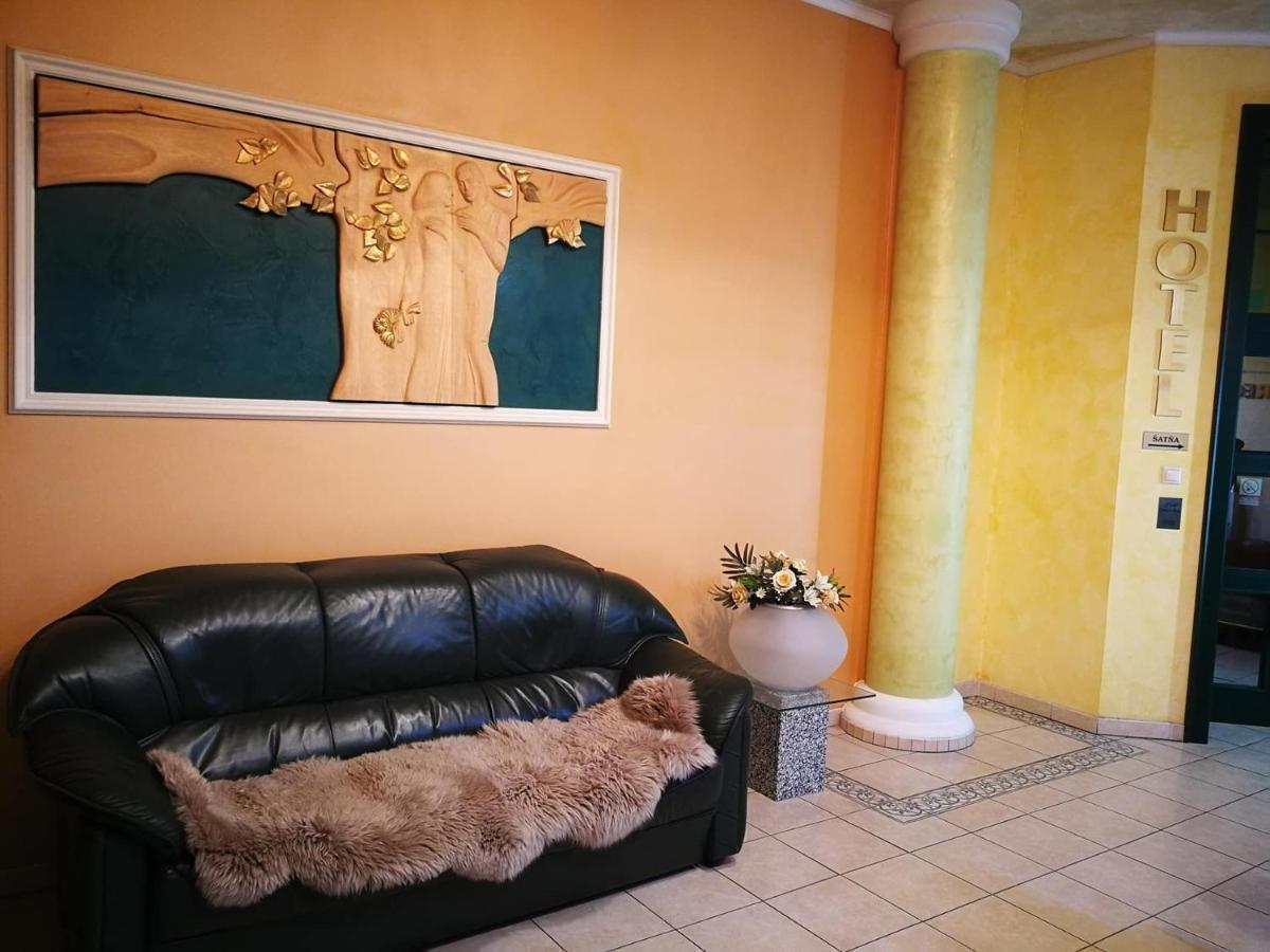 Hotel Mladost Lipany Εξωτερικό φωτογραφία
